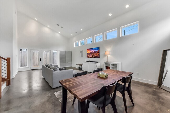 Building Photo - 1813 Crockett St