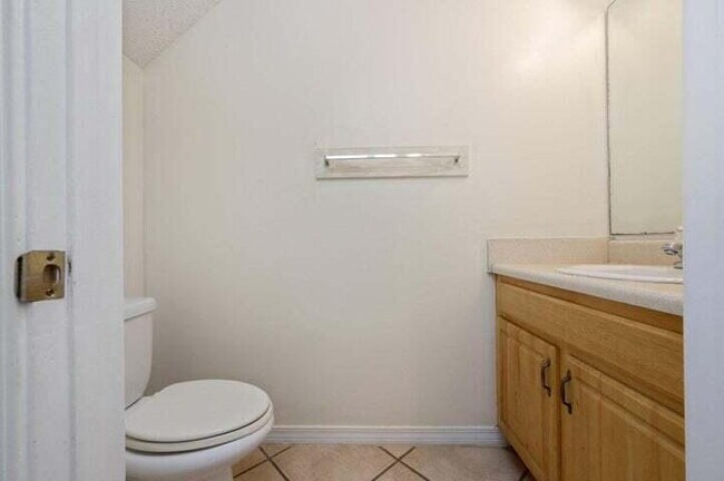 Building Photo - Move in ready Townhome in Fort Walton Beach close to Eglin AFB!