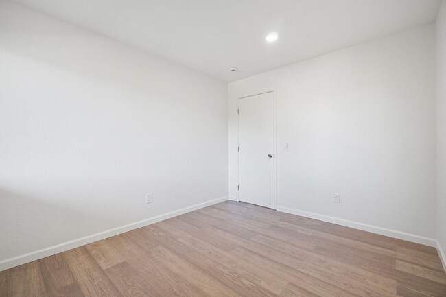 Building Photo - Cute 2 bedroom, 2 bath Condo for rent in R...