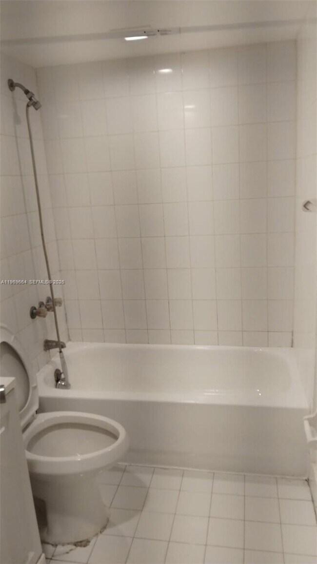 Building Photo - 10090 NW 80th Ct