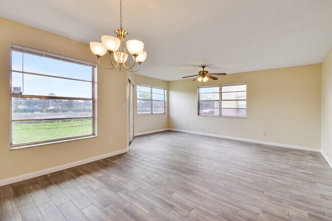 Building Photo - BEAUTIFUL THREE BEDROOM TOWNHOME WITH GARAGE(AVAILABE NOVEMBER)