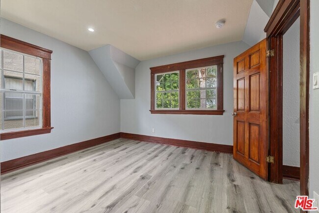 Building Photo - 1750 W 49th St