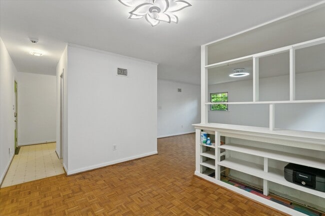 Building Photo - 700 Pelham Dr