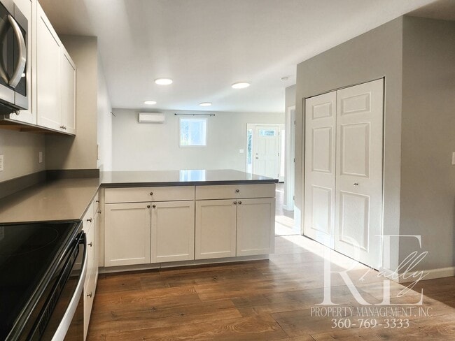 Building Photo - Quality Remodeled 2-Bed in Prime Location