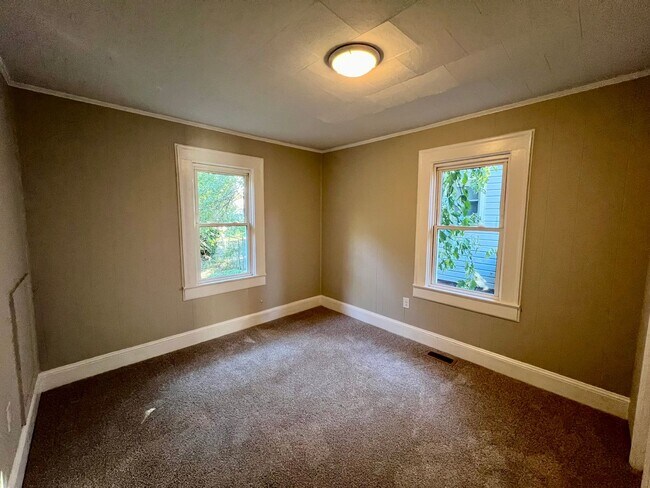 Building Photo - Two bedroom, 1 bath house in Burlington