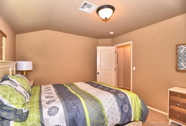 Building Photo - Room for the whole family in this 5 bedroom, 3-1/2 bath Executive Rental on corner lot in Millice...