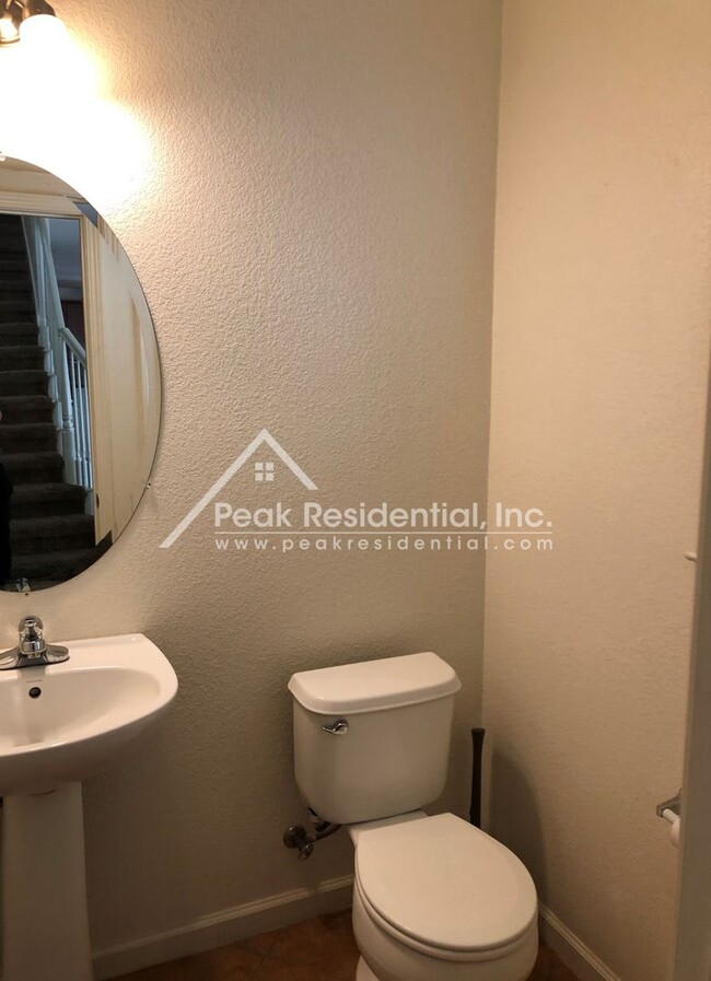 Building Photo - Newer 3bd/2.5ba North Natomas Condo with 2...