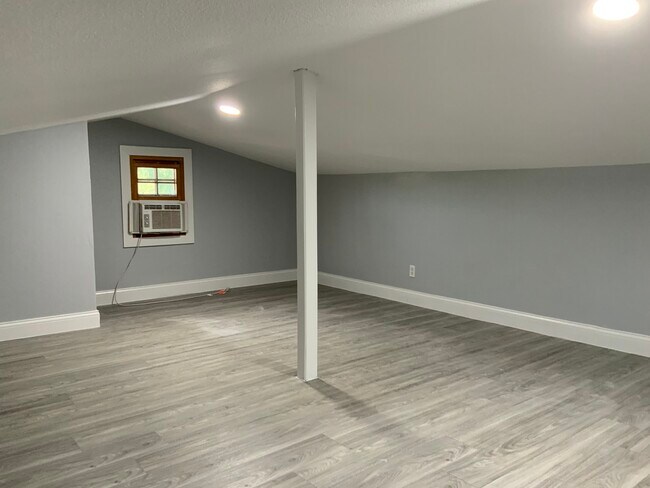 3rd floor converted attic - 3816 Byers Ave