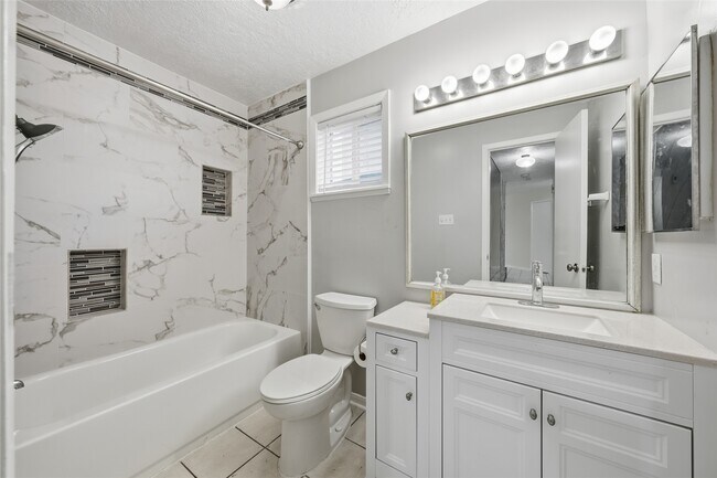 Building Photo - 18602 Lippizaner Dr