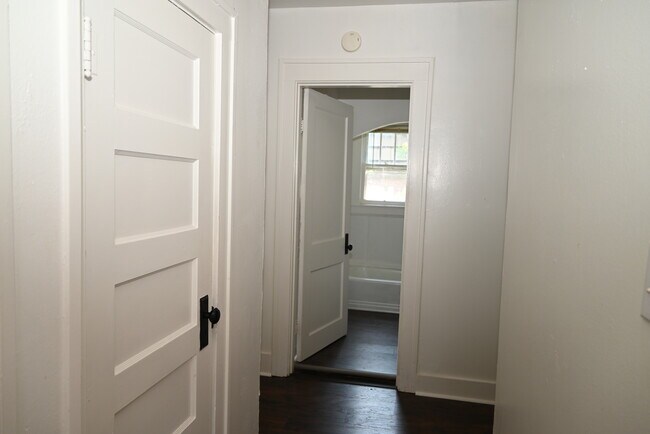 Building Photo - 2122 Yale Ave
