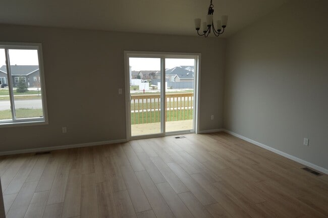 Building Photo - 4 bed 2 bath Townhome for rent!