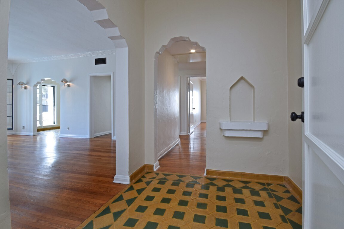 Building Photo - 724 S Genesee Ave