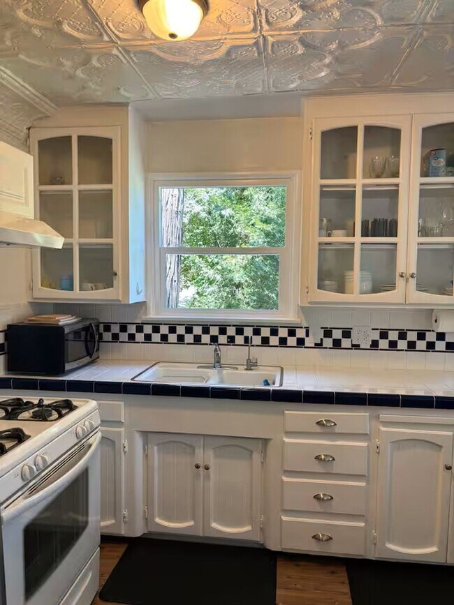 Building Photo - Vintage 5 bedroom Home with Three Car Garage