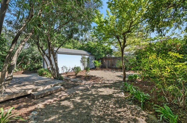 Building Photo - 2 bedroom | 1 bathroom | Single family in East Sac