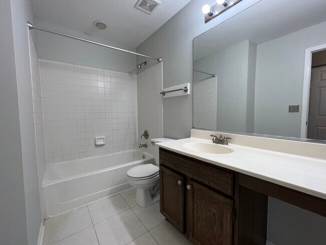 Building Photo - 719 Fieldcrest Dr