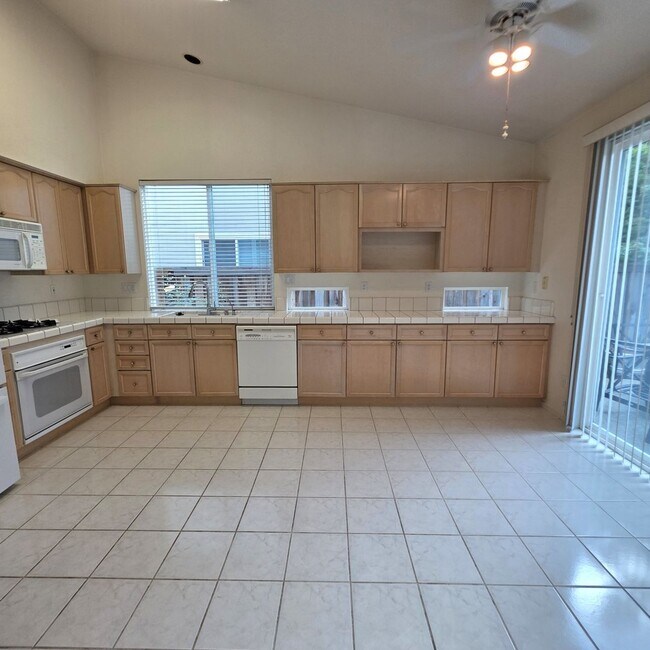 Building Photo - Clayton Single Story 3bd/2ba - Bright open living w/new flooring