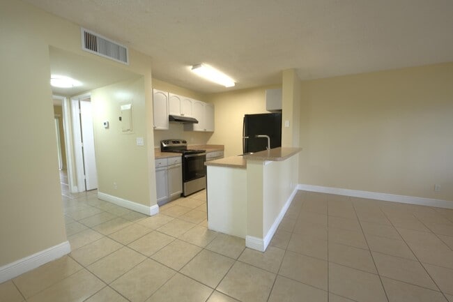 Building Photo - 1617 Meadows Cir