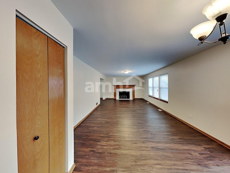 Building Photo - 902 Thorn Creek Dr