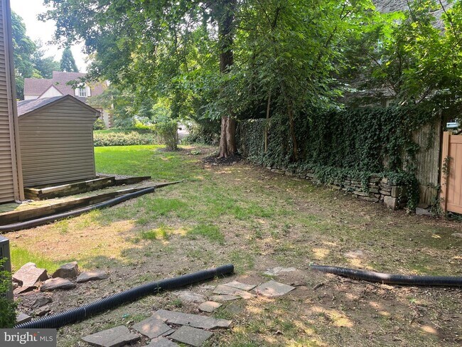 Building Photo - 102 Hillside Cir