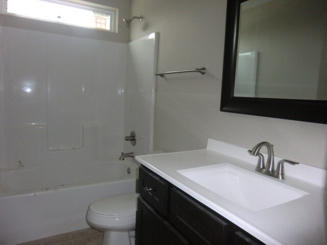 Building Photo - 112 Lake Saint Ellen Dr