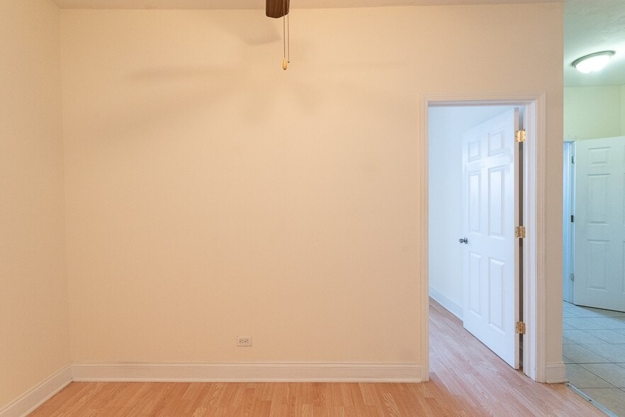 Building Photo - 4856 N Damen Ave