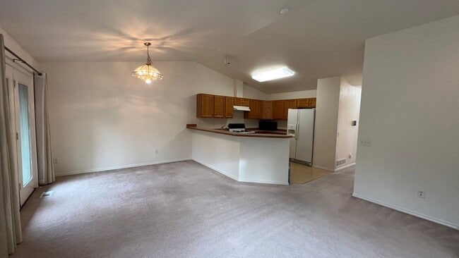 Building Photo - (3) Bedroom, (2) Bathroom Townhouse in Ind...