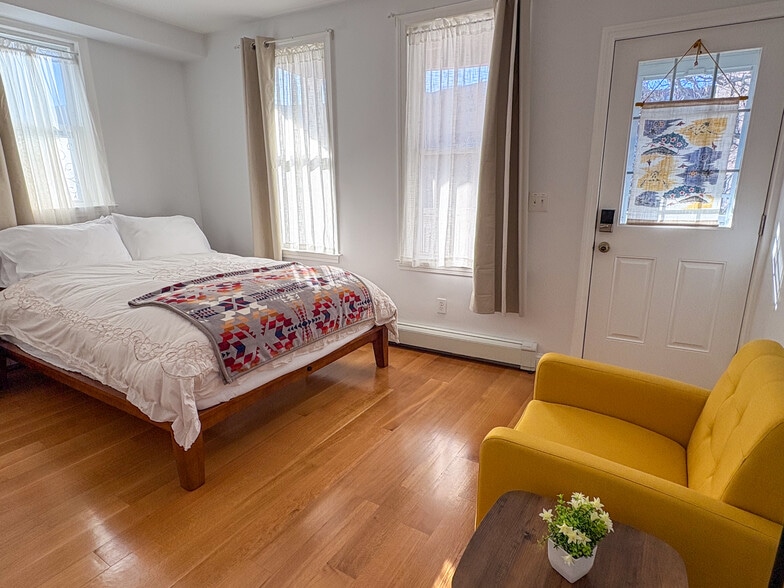 Queen bed - 4 Stickney Ave