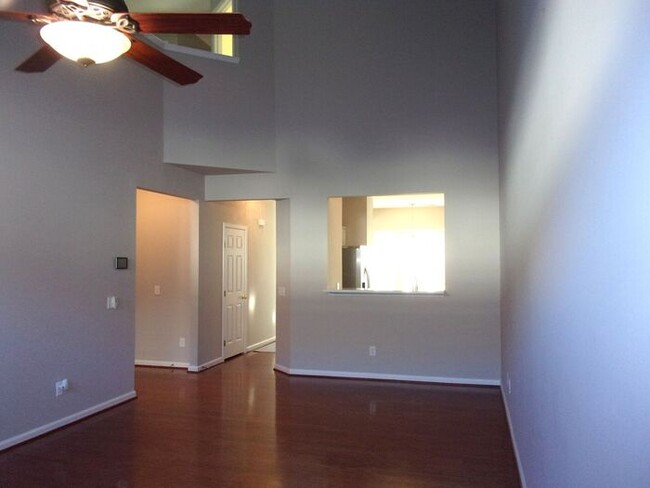 Building Photo - Spacious 3 Bedroom 2 1/2 Bath Townhome in ...