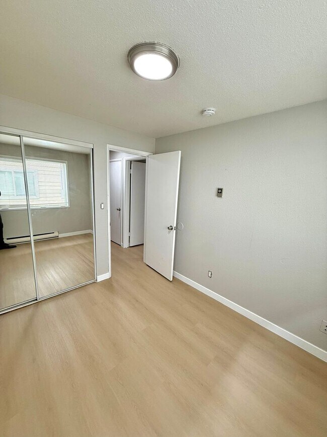 Building Photo - 4-Bedroom North Green Lake Townhouse-Style...