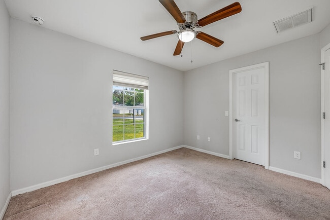 Building Photo - 304 Woods Landing Dr