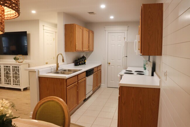 Building Photo - 4384 Daphne Ln