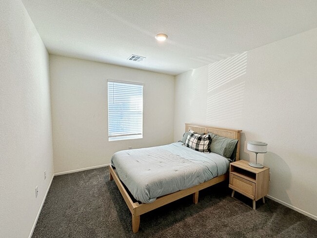 Building Photo - FURNISHED 3 BEDROOM + LOFT TOWNHOME WITH 2 CAR GARAGE