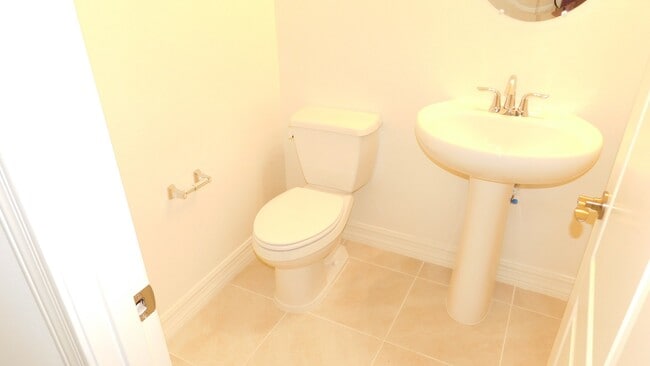 Building Photo - Beautiful home with generation suite in gated community