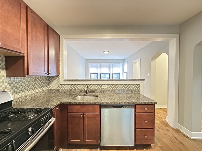 Building Photo - 4422 N Wolcott Ave