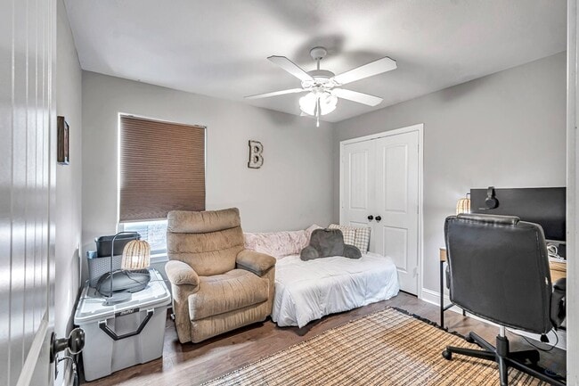 Building Photo - 705 E 95th St