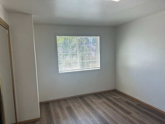Building Photo - Freshly updated 3 bedroom 2 bathroom duple...