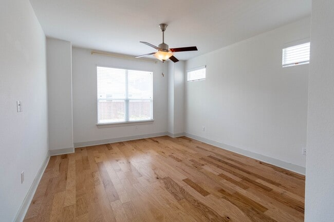 Building Photo - Amazing and peaceful 3/2.5 home in Austin!