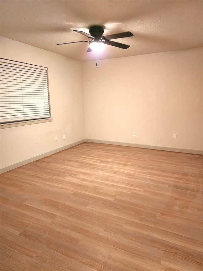 Building Photo - 4906 Valleyview Dr