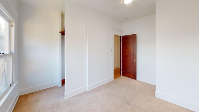 Building Photo - Upstairs 2 Bed 1 Bath at the Charming Vand...