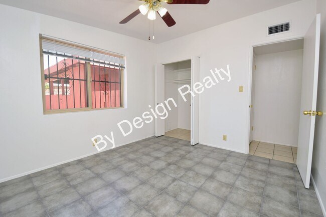 Building Photo - 3 Bed 2 Bath Midtown Duplex with Covered Parking & Storage