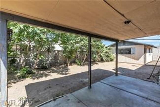 Building Photo - Spacious Single Story Home Near Sahara/Eas...