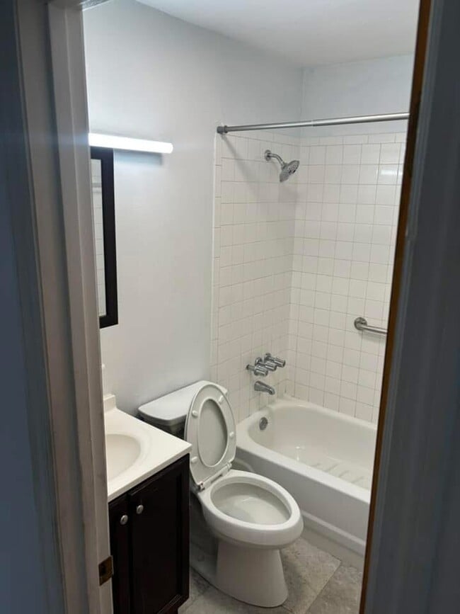 Building Photo - 321 E Primrose Ln