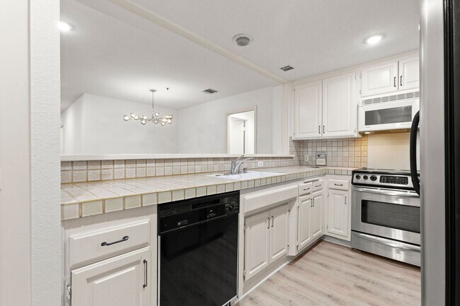 Building Photo - (Ellie:B) Promenade West – Unit #208