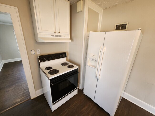 Building Photo - Spacious 3-Bedroom, 1-Bathroom Home AVAILA...
