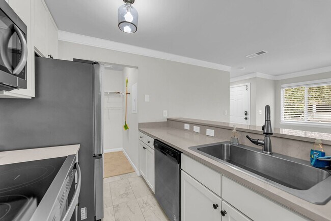 Building Photo - 266 Alexandra Dr