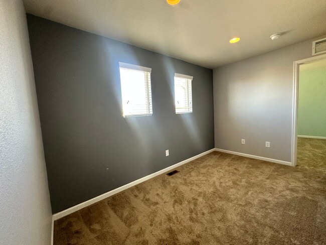 Building Photo - MOVE-IN SPECIAL - $500 off First Months Re...