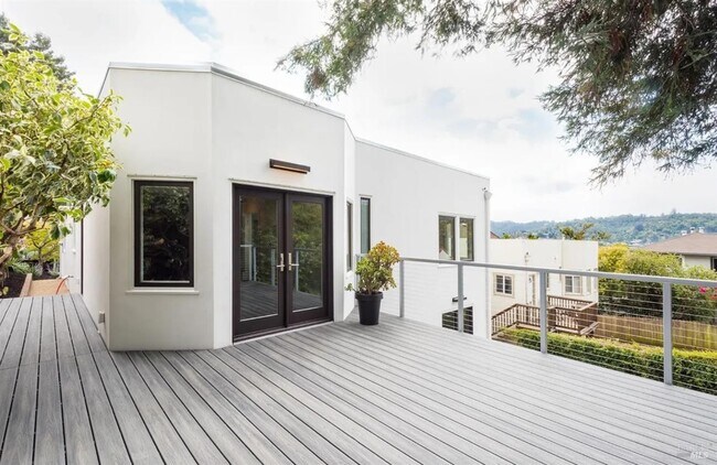 Building Photo - 1309 Nye St