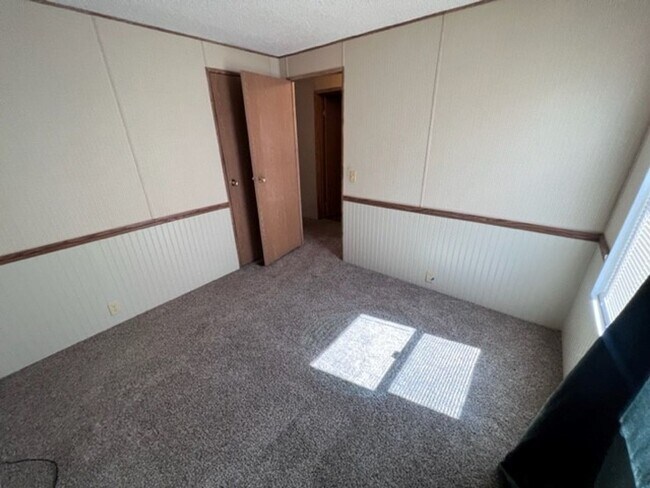 Building Photo - 3 Bedrooms, Includes Fenced Yard New carpe...