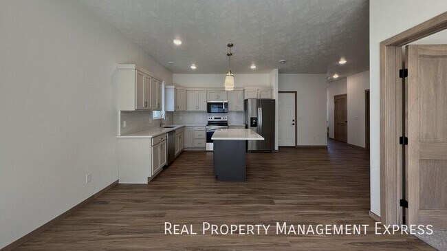 Building Photo - Modern 3-Bed, 2.5-Bath Home in West Sioux ...