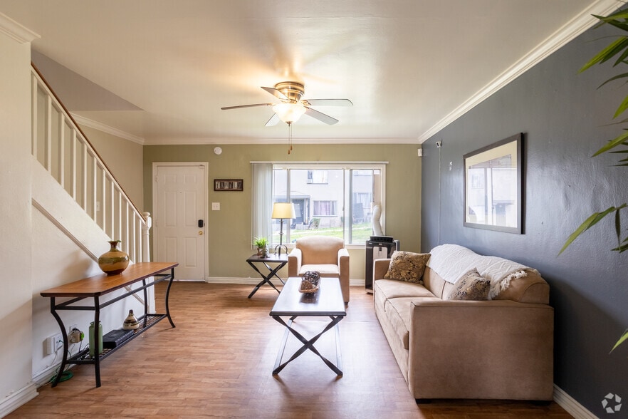 2BR, 1BA - 830SF - Wyvernwood